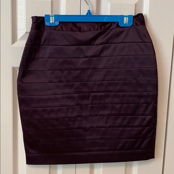 🔥3/$10🔥 Fitted Skirt - Picture 2 of 3